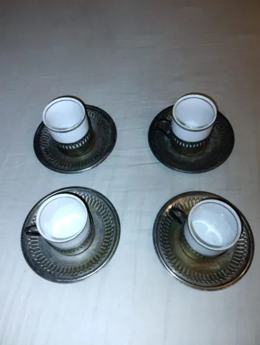 Antigo jogo de 4 xícaras de café em porcelana e prata