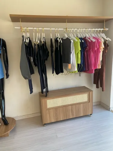 Prateleira com arara loja