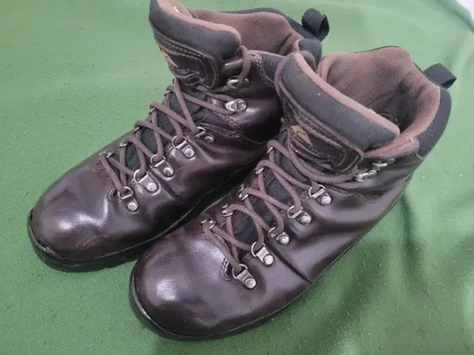 Bota marrom de trilha