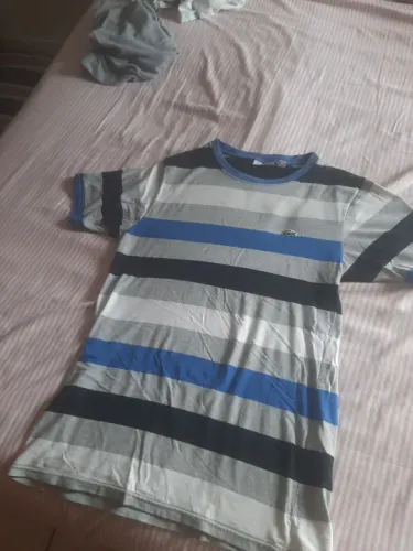 Camiseta listrada azul e cinza