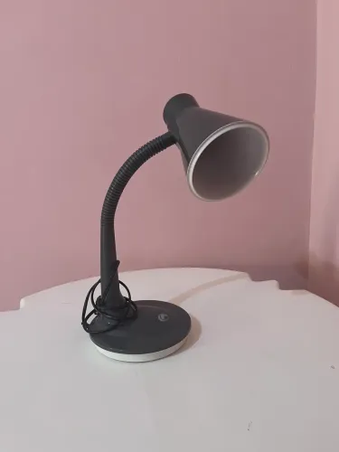 Luminaria de Mesa Cinza em plástico com soquete de porcelana