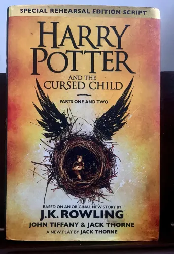 Harry Potter e a Criança Amaldiçoada, partes 1 e 2 (livro teatral e em inglês)