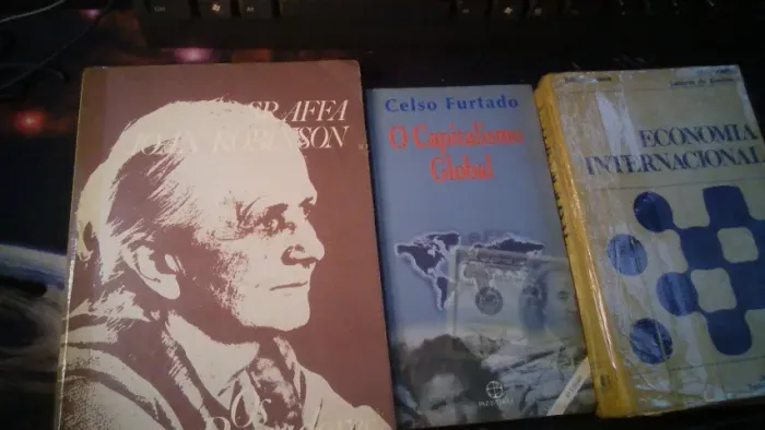 Livros  (Sraffa/Robinson) / (O capitalismo global - C. furtado) / (Economia internacional)