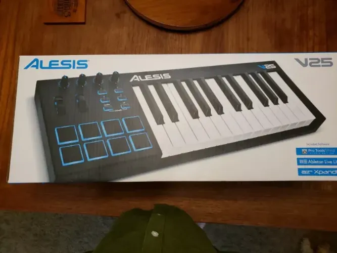 Alesis V25 - Controlador MIDI e USB