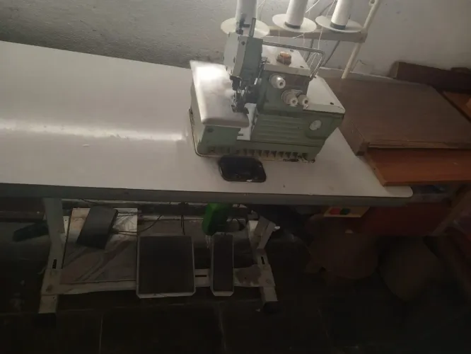 Máquina overlock usada