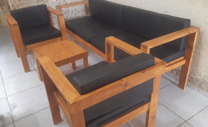 Conjunto rústico de sofá com poltronas 
