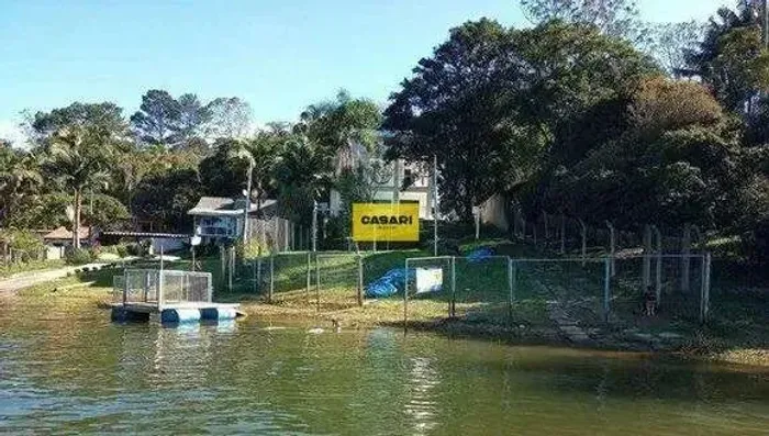 Linda Chácara à Venda com Fundo para a Represa (Pé na água) 1.000m²  8 Quartos (6 Suítes) 