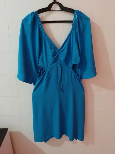 Vestido azul com mangas bufantes