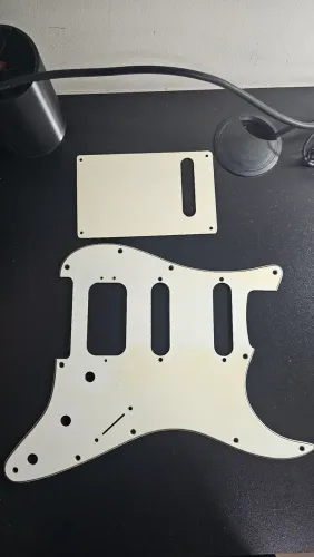 Escudo ORIGINAL e placa traseira para guitarra Fender  Stratocaster