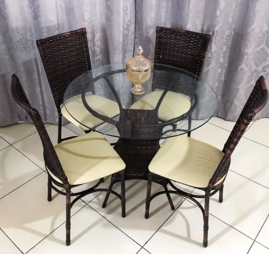 Mesa com 4 cadeiras
