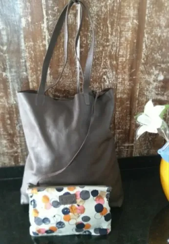 BOLSA GRANDE, DE TIRACOLO, EM COURO LEGÍTIMO 100%, MARCA RICHARDS.