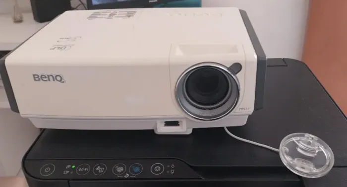 Projetor BenQ MP511 - com acessórios.
