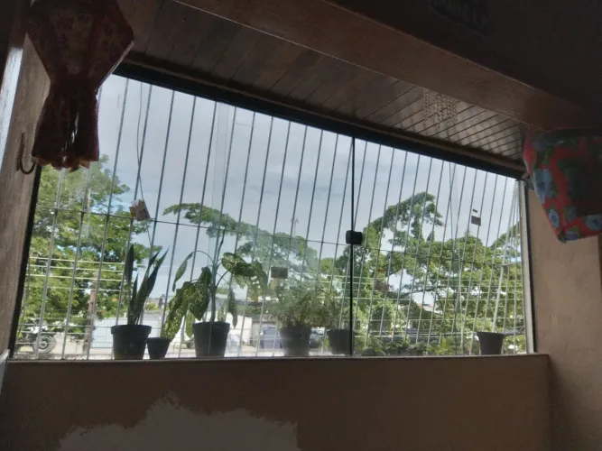 Janelas e guarda corpo em vidro temperado.