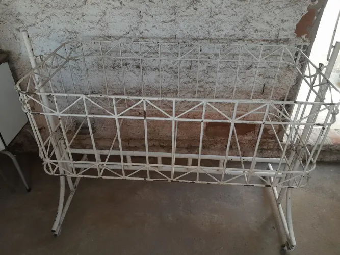 Antigo berço sexto com balanço em ferro maciço anos 60 