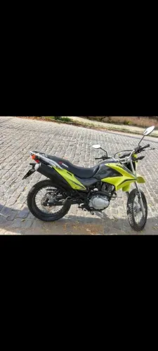 Vendo uma moto Bros 150  ela está em Caruaru Pernambuco 