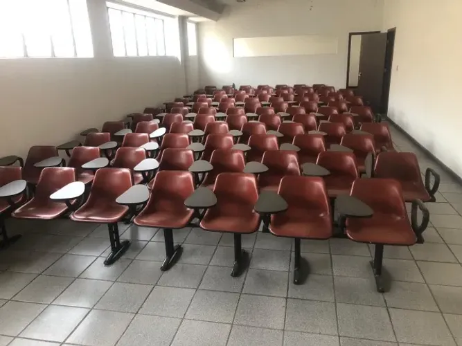 Cadeira tripla para auditórios 