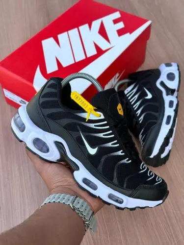 Nike Air Max Plus TN - Preto e Branco