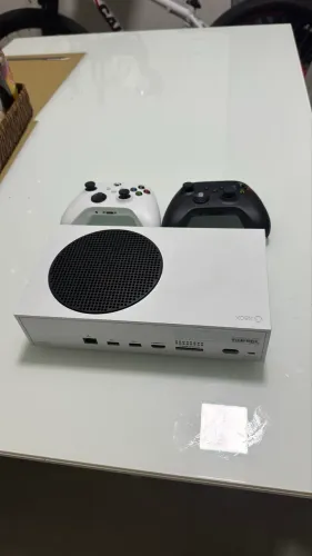 Xbox Series S 512GB Dois Controles, na caixa.