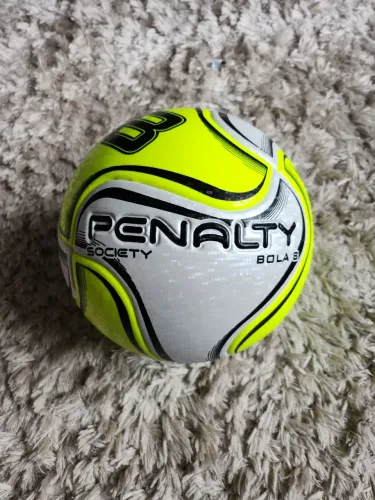 Bola de Futebol Penalty Society 8 grama natural e grama sintético.