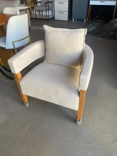 Poltrona courino ou linho Decorativa Confortável e Elegante
