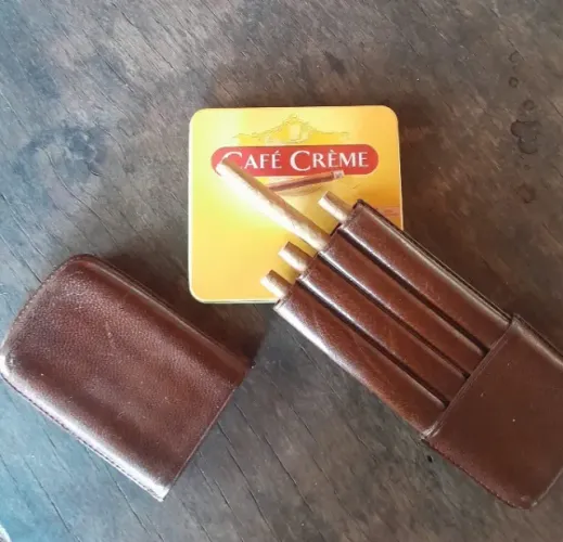 Raro porta charutos italiano, em couro natural, desenvolvido para toscanos