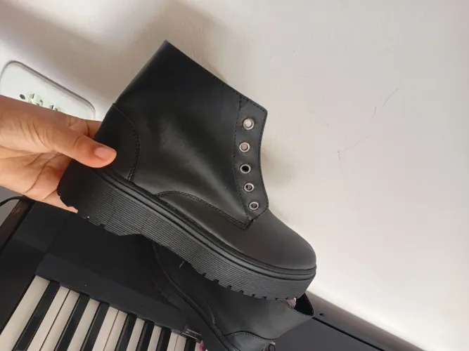 Bota preta plataforma