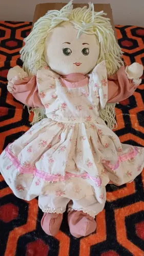 Boneca artesanal de tecido e lã