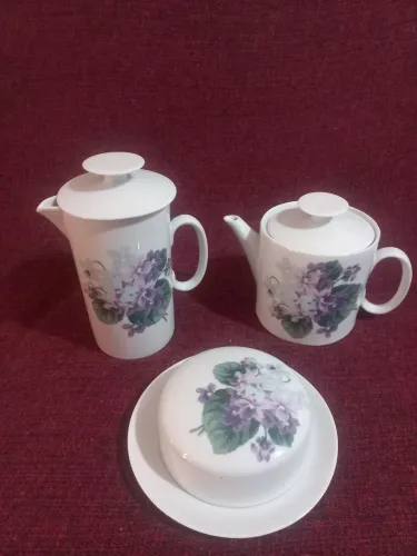Conjunto em porcelana renner de leiteira, bule e manteigueira