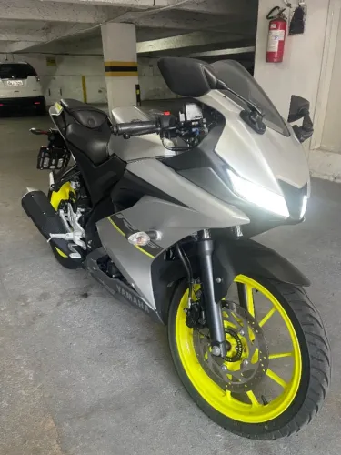 R/15 YZF  Esportiva - Com apenas 450 km - Única