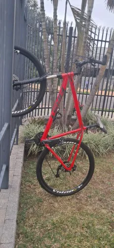 Bicicleta Aro 29 vermelha, Quadro FIRST, Câmbio SHIMANO Acera 27 marchas