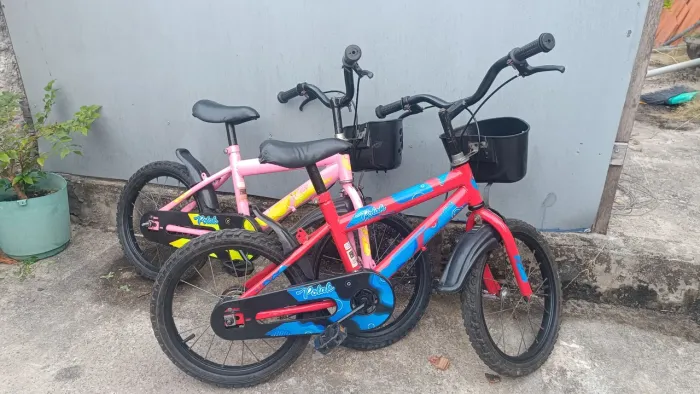 Bicicleta aro 16 semi nova com rodinhas