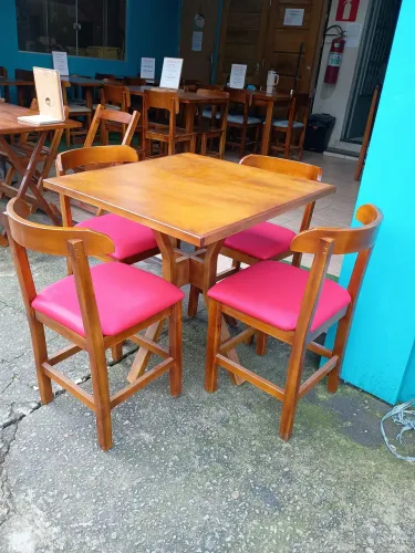 Mesa balneário 80x80 com 4 cadeiras encosto anatômico acento estofado 