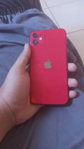 Vendo esse iPhone 11 vermelho tá novo