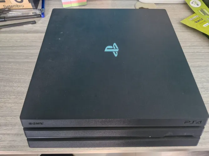 Ps4 pro 1 TB + 2 controles