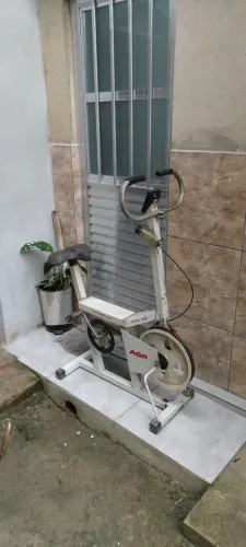 Bicicleta ergométrica antiga funciona parte mecânica, digital não funciona