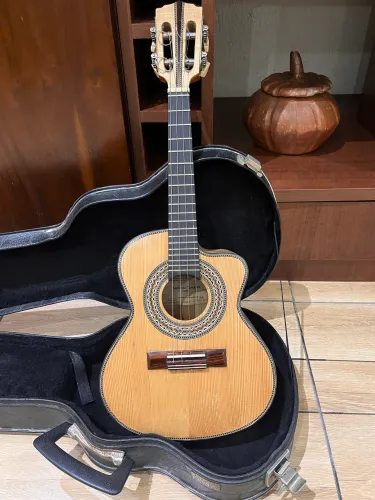Cavaquinho Luthier Antonio Tavares faia cutway (raridade)