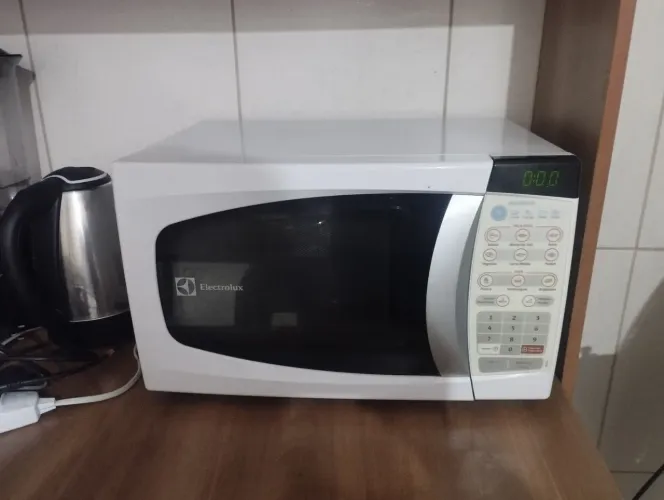 Vendo microondas Eletrolux 20L