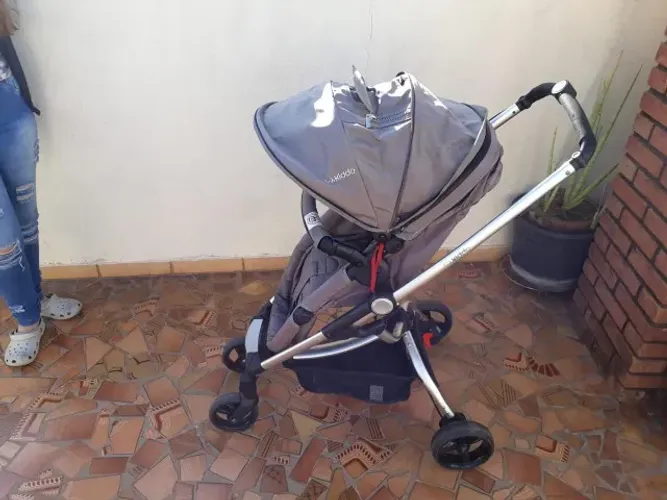Carrinho de bebê com bebê conforto Kiddo modelo eclipce