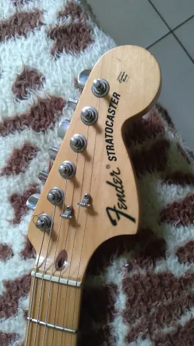 Fender usa , guitarra pintura nitro trastes impecável e muito confortável de tocar ,.