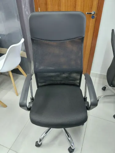 Cadeira Presidente Comfort Preta com Encosto em Tela Mesh