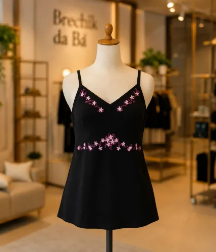 Blusa fina com delicado bordado