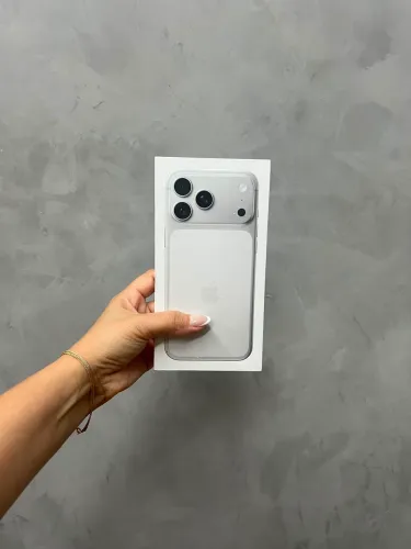 ? iPhone 17 Pro Max Silver Lacrado 