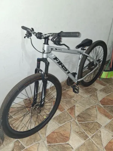 Bicicleta aro 29 esta sem o freio da frente e esta sem o cabo da marcha