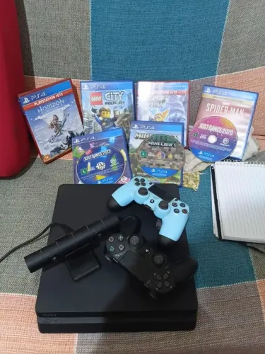 ps4 slim 872 gb ( 2 manets)+ camera sony + 7 jogos