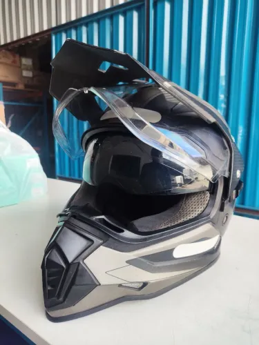 Capacete TM 60 HELT com óculos ainda com película