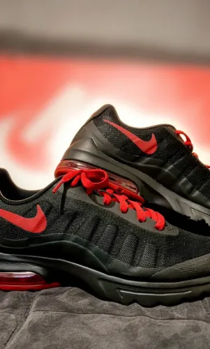 Nike Air Max Preto/Vermelho NOVO na Caixa Tam 40 + Oakley Juliet Grátis