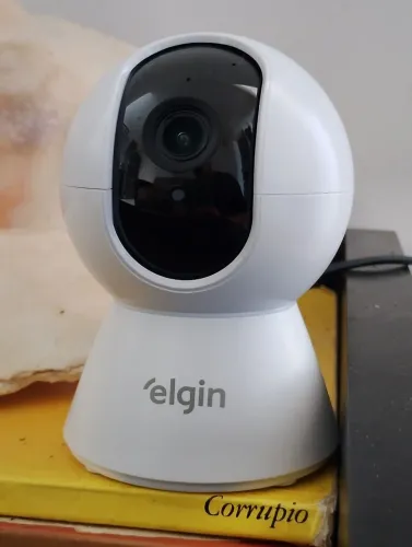 Câmera IP Wi-fi 1080p Elgin 360 com visão noturna e rastreamento de objeto