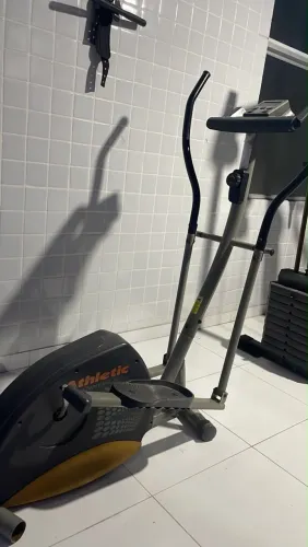 Aparelho Elíptico Athletic Advanced - Excelente Estado para Treino em Casa