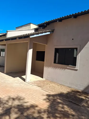 Alugo casa em condomínio fechado na Quadra 1.103 sul.