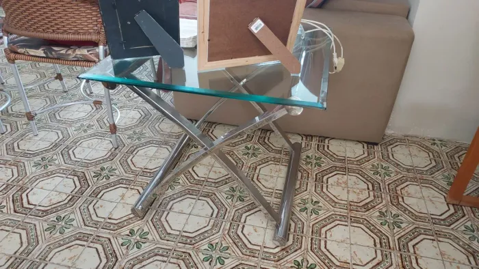 Conjunto de banquetas com tampo em vidro e estrutura em e aço inox